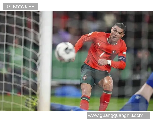 足球巨星正面射门瞬间定格英姿展现力量与自信